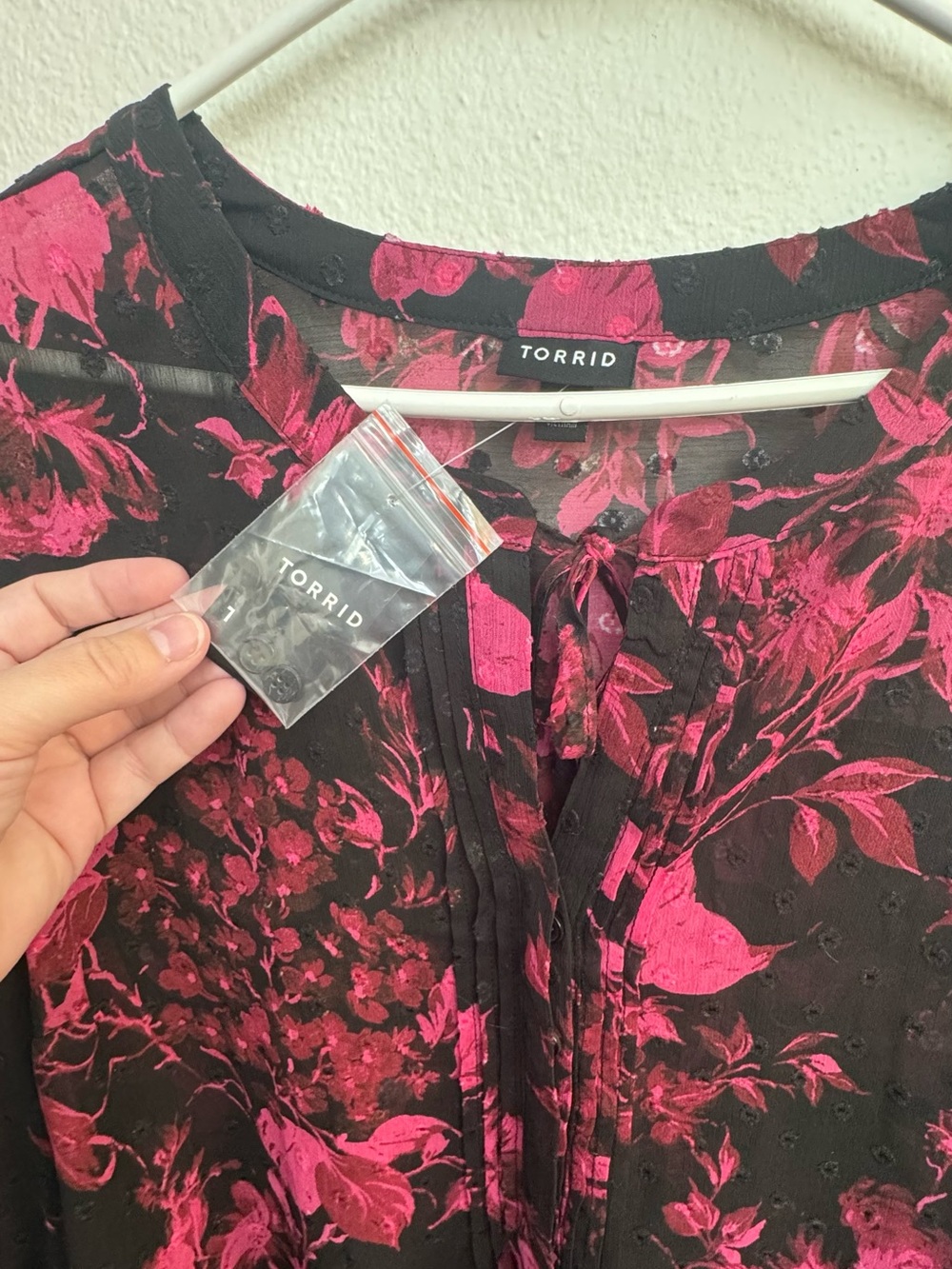 NWT torrid Chiffon Clip Dot Button-Front Blouse - Size 2 - Floral Pink - Picture 10 of 13